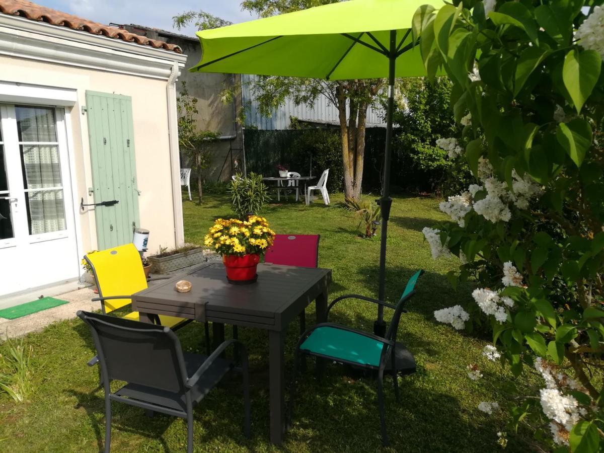 Chambres D'Hotes Les Lilas Ruffec  Buitenkant foto